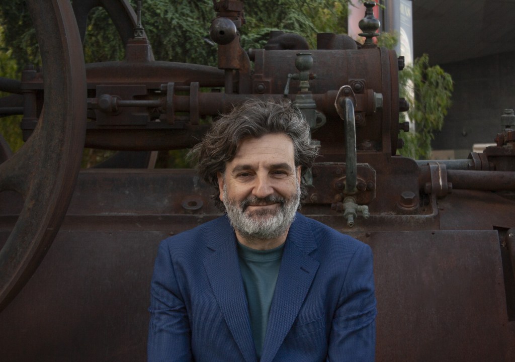 Juanjo de Tierra junto a maquinaria industrial